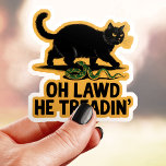 Oh Lawd he Treadin' Funny Cat Vinyl Klistermärken<br><div class="desc">Det här märkliga klistermärket har en olycklig svart katt som ska kliva på en orm med frasen "Oh Lawd he Treadin" - en lekfull tvist på flagga "Gå inte på mig". Perfekt för kattälskare med en känsla av humor! Den här etiketten är tillverkad med en hållbar vinyl och passar perfekt...</div>