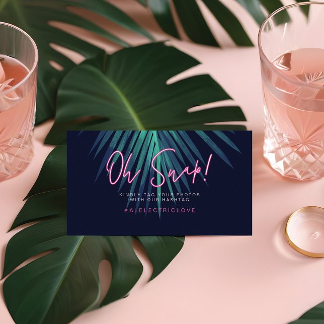 "Oh Snap" Neon Rosa Script Tropical Retro Bröllop Placeringskort ("Oh Snap" Neon Pink Script Tropical Retro Wedding Place Card)