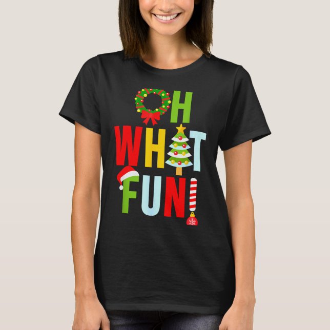 Oh What Fun Christmas With Wreath And Tree  T Shirt (Framsida)