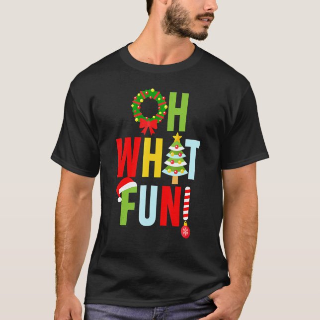 Oh What Fun Christmas  With Wreath And Tree T Shirt (Framsida)
