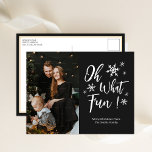 Oh What Roligt Black Calligraphy Snöflingor Photo Helg Vykort<br><div class="desc">Åh,  vilken Roligt Black Calligraphy Snöflingor Photo Helgdag Postcard. Skicka semesterhälsningar till dina kära med det här festliga och moderna Helgdag Card. Alla texterna är i förväg ordnade så att du enkelt och snabbt kan anpassa dig med dina egna detaljer. Glad helg!</div>
