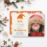 Oh What Roligt Santa Birthday Photo Inbjudningar<br><div class="desc">Den här söta "åå vilken roligt"-fotoinbjudan till juldagen för helgdag-barnen innehåller en jultomts ansikte/huvud med färgstark christmas-ljus på en gräddbakgrund. Baksidan har en röd bakgrund med helgdag ornament mönster i rött. Anpassa den efter dina behov. Du hittar matchande produkter i min butik.</div>