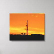Oil Workover Rig vid Sunset