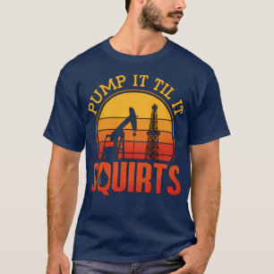 Oilfield Worker pumpar det tills det häller olja i T Shirt
