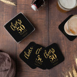 Öka födelsedagsfesten till 50 års anpassningsbar underlägg papper kvadrat<br><div class="desc">Modern guld-fet typografi-skript hedrar till 50 års födelsedagsfest-personlig för svarta drinkar. Alla ålders milstolpar som födelsedagsfesten ger och tack.</div>