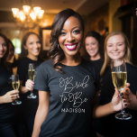 Öka till Vita moderna skript Personligt bröllp T Shirt<br><div class="desc">Modern och avslappnad chic-vit kalligrafi-skript "Bride to BE" (Bläddra till kvinnor i möhippan bröllop) innehåller anpassningsbar text som kan vara personlig med bridens första namn. Perfekt för bruden till bäran på bakteriepartiet och bröllop helg!</div>