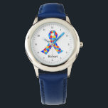 Ökad medvetenhet om Personligen Blått barn Armbandsur<br><div class="desc">Vackert autismband fyllt med puzzel delar i blått. En söt autism-medvetandegörande personlig barn tittar på gåva. Monogram med ditt barns namn.</div>