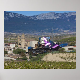 Ökad stadsvy och Hotel Marques de Riscal Poster