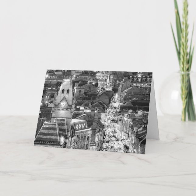 Ökad stadsvy på natten med julmarknaden helgkort (Framsida)