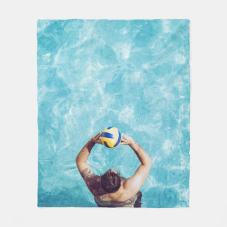 Okänd person som spelar volleyball i strand fleecefilt