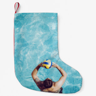 Okänd person som spelar volleyball i strand liten julstrumpa