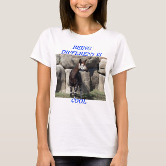 okapien som den är olik, är kall tee shirt