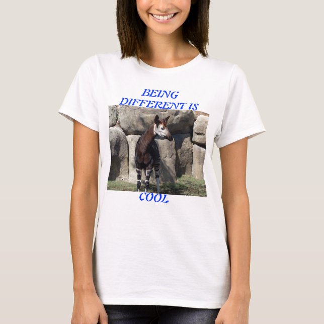 okapien som den är olik, är kall tee shirt (Framsida)
