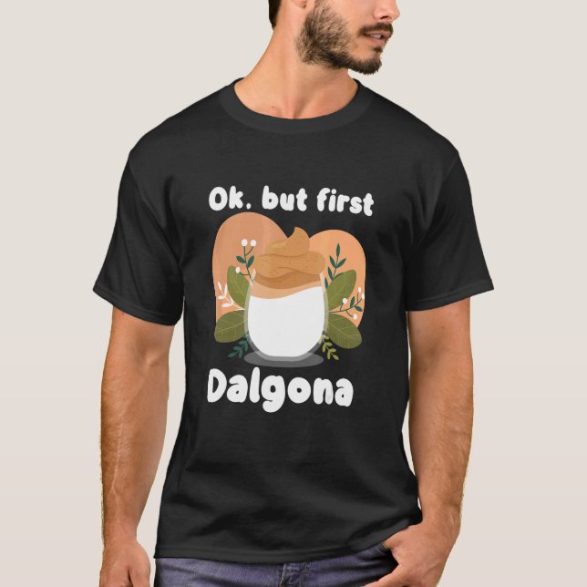 Okej, men första Dalgona Caffeine Dalgona-kaffe T Shirt (Framsida)