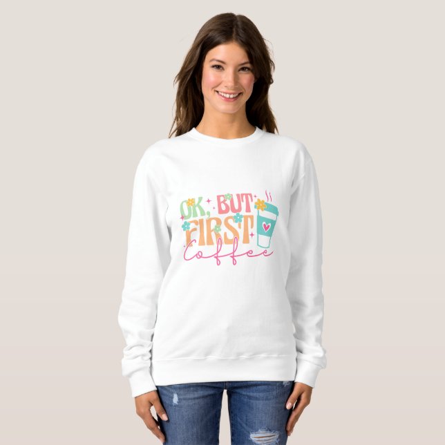 Okej, men första kaffet, groovy t shirt (Hel framsida)