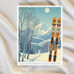 Okemo Vermont skidresa vykort<br><div class="desc">Hej från de snöiga bergen i Okemo,  Vermont,  USA! Vi hoppas att du har en underbar skidresa. Detta vykort visar ett vackert blågrått bergslandskap med retro-skidor i ett orange tribal-mönster.
Alla textfraser kan anpassas efter dina önskemål!</div>