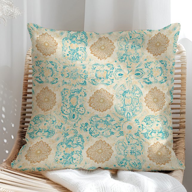 Öken Dröm Vintage Sand & Turkos Blommor Kudde (Desert Dream Vintage Sand & Turquoise Blooms Throw Pillow in a sunny boho rattan chair.)