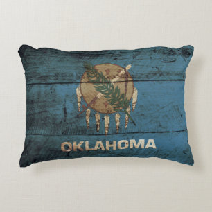 Oklahoma statlig flagga på gammalt Wood korn Prydnadskudde