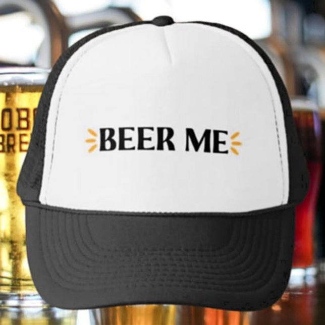 Öl åt mig | Rollig typografi Trucker Hatt Keps (Skapare uppladdad)