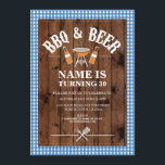 Öl & Chef BBQ-Födelsedagsfest ANY AGE Inbjudan<br><div class="desc">Rustic Wood BQ och Öl födelsedagsfest inbjudan design. Perfekt för alla ålders födelsedagsfester. ÄNDRA ENKELT ENKELT TEXTEN TILL KOSTYM PARTY. Baksida ingår</div>