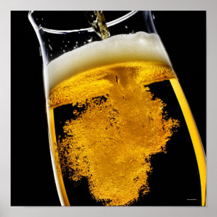 Öl hälls i glas poster