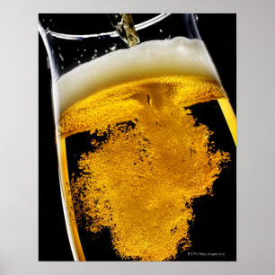 Öl hällt in i exponeringsglas, skjuten studio poster