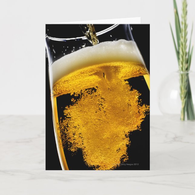 Öl har hällts in i glas, studioklipp kort (Framsida)