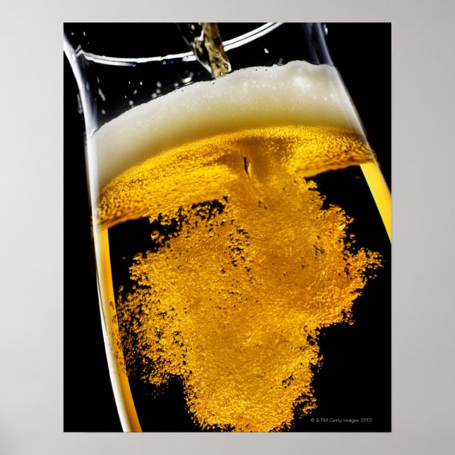 Öl har hällts in i glas, studioklipp poster (Framsidan)