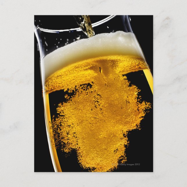 Öl har hällts in i glas, studioklipp vykort (Framsida)