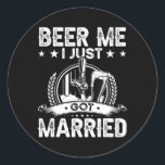 Öl mig, jag bara Har Married Funny Bröllop Groom B Runt Klistermärke<br><div class="desc">Öl mig jag bara Har Married Funny Bröllop Groom Bride</div>