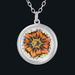 OLD ENGLAND SILVERPLÄTERAT HALSBAND<br><div class="desc">En konstdesign av en gammal glasfönsterblomma i Englands nedfläckad.</div>