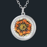 OLD ENGLAND SILVERPLÄTERAT HALSBAND<br><div class="desc">En konstdesign av en gammal glasfönsterblomma i Englands nedfläckad.</div>