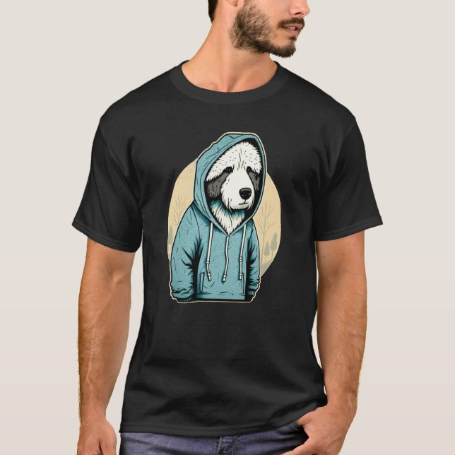 Old English Sheepdog in Hoodie  Woods Chill T Shirt (Framsida)