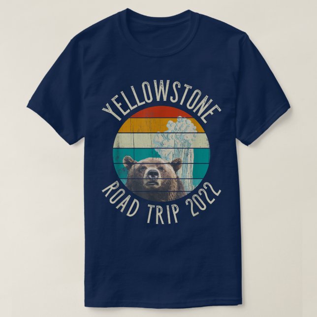 OLD FAITHFUL Geyser Grizzly YELLOWSTONE Road Trip  T Shirt (Design framsida)