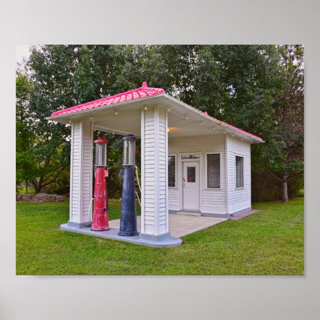 Old Gas Station in Red Oak II, Missouri Poster (Framsidan)