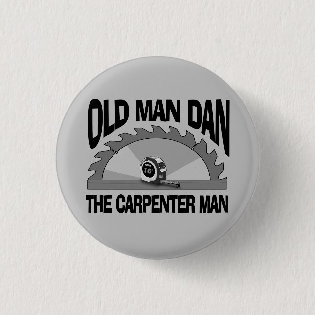 Old Man Dan Carpenter Man Lumber Builder Funny Knapp (Framsida)