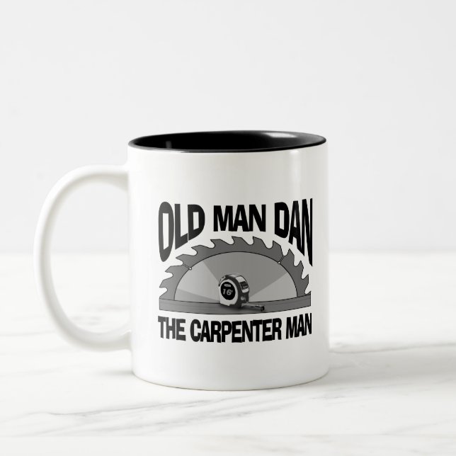 Old Man Dan Carpenter Man Lumber Builder Funny Två-Tonad Mugg (Vänster)
