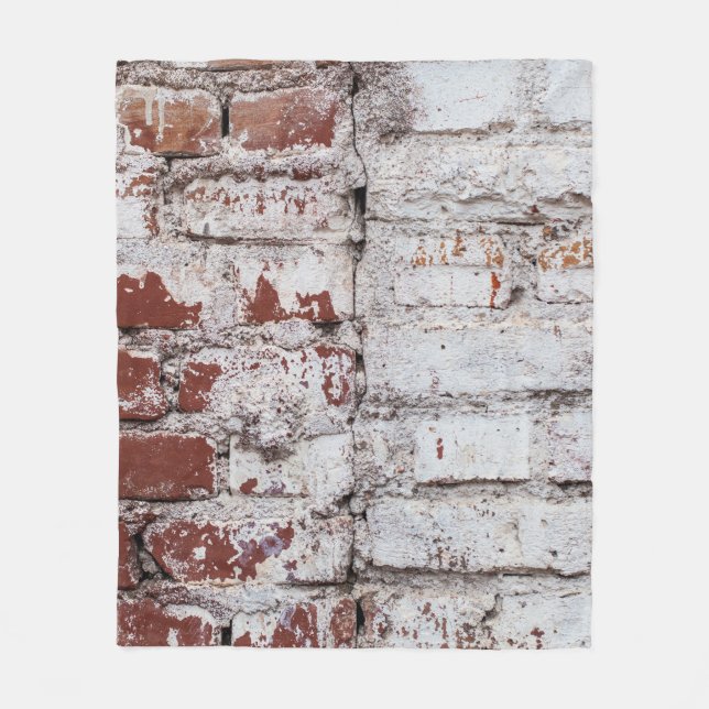 Old painted brick wall with peeling white paintwal fleecefilt (Framsidan)