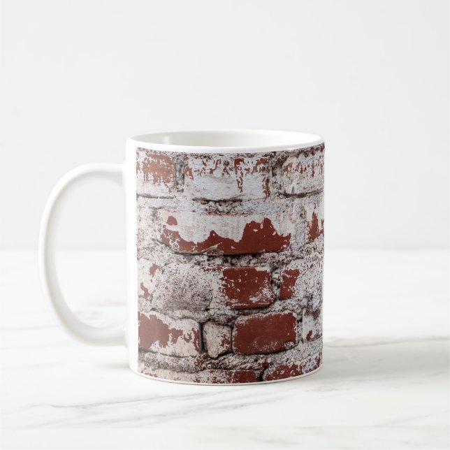 Old painted brick wall with peeling white paintwal kaffemugg (Vänster)