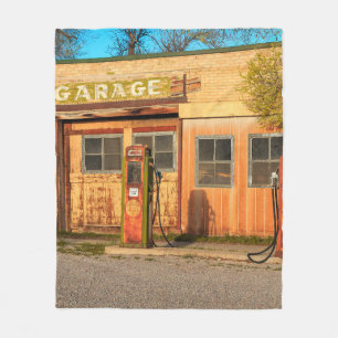 Old service station in Rural Utah, USA. vintage Fleecefilt