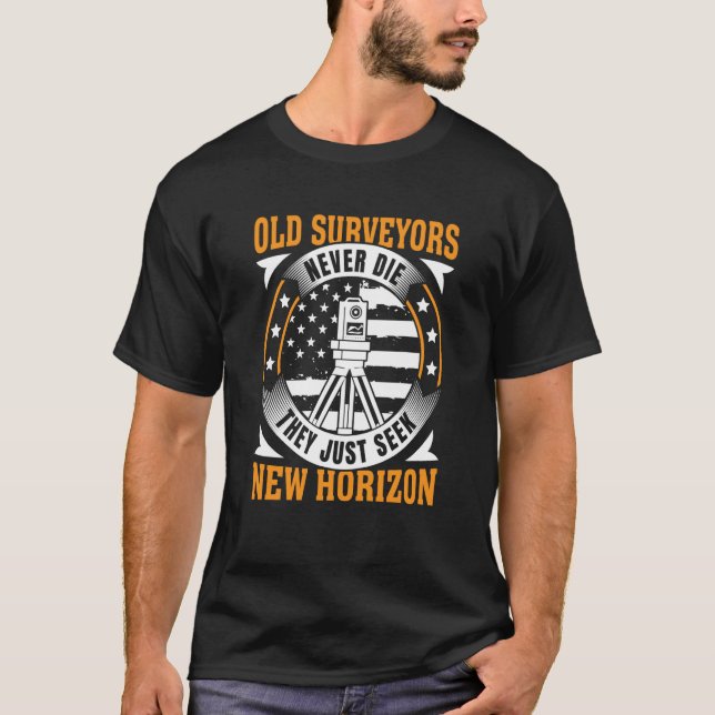Old Surveyors Never Die They Just Seek New Horizon T Shirt (Framsida)
