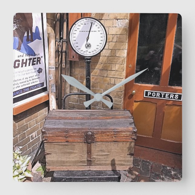 OLD TÅG STATION FYRKANTIG KLOCKA (Framsida)