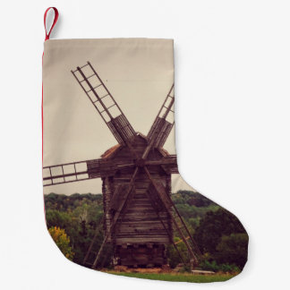 Old windmill. Autumn landscape. Ukrainearchitectur Liten Julstrumpa