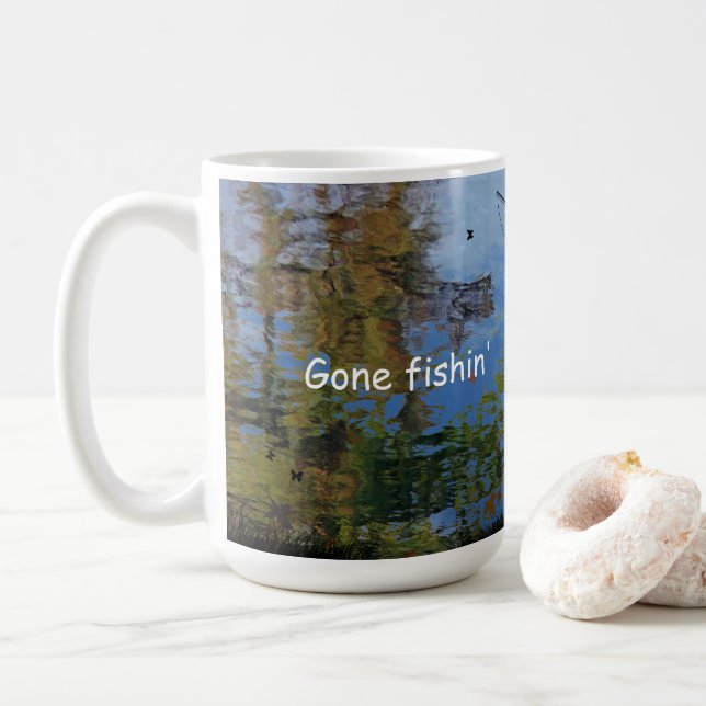 Older Man Fishing Pension Coffee Mugg (Med munk)
