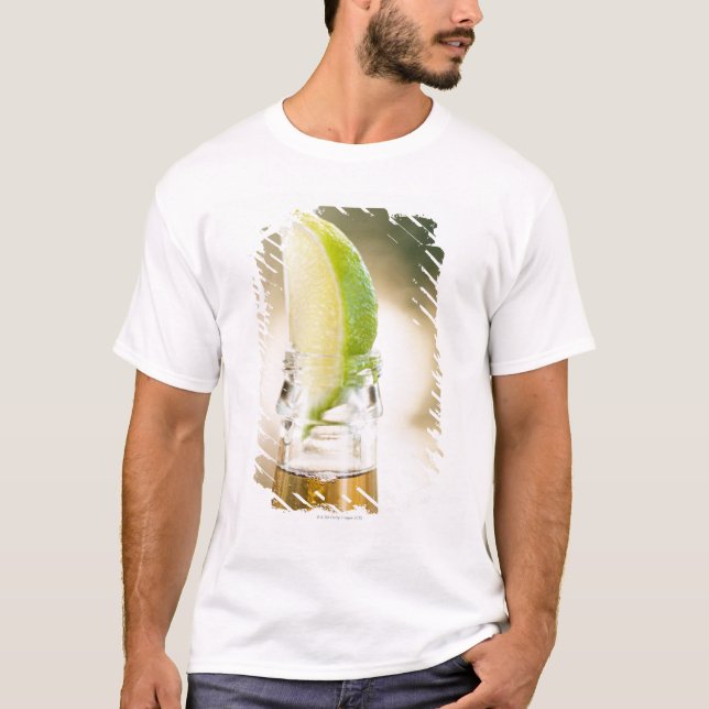 Ölflaska med limefruktkilen tee shirt (Framsida)