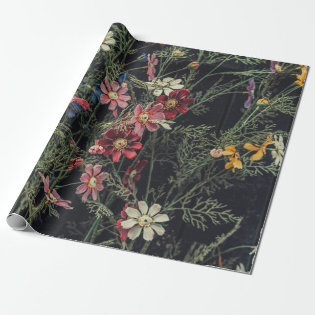 Olika blommor på den svarta träbakgrunden. Ab Presentpapper (Utrullad)