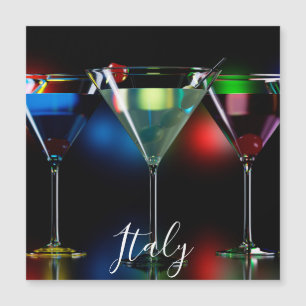 Olika cocktails i martini-glas med ljus