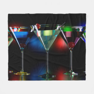 Olika cocktails i martini-glas med ljus fleecefilt