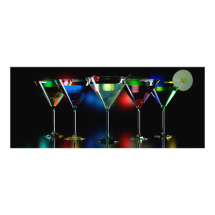 Olika cocktails i martini-glas med ljus fototryck