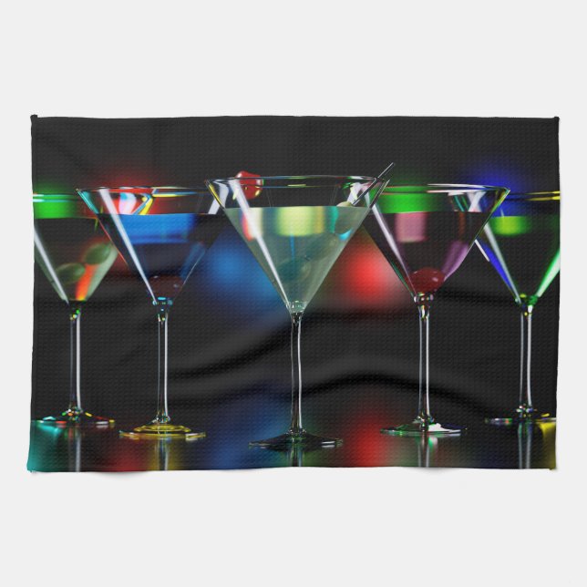Olika cocktails i martini-glas med ljus kökshandduk (Horisontell)